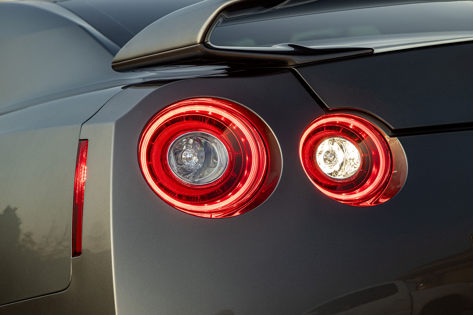 Detalle de las luces traseras LED de un coche, mostrando los distintos dispositivos de señalización integrados