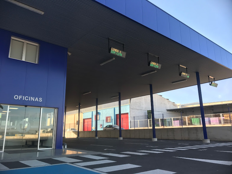 Vehículo siendo inspeccionado en una estación de ITV oficial en España