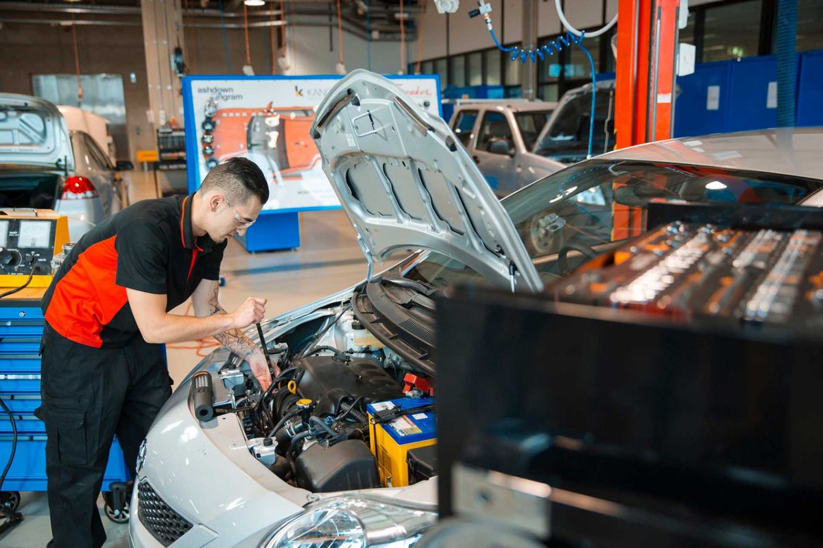 Inspección técnica de vehículo industrial durante proceso de homologación de reforma