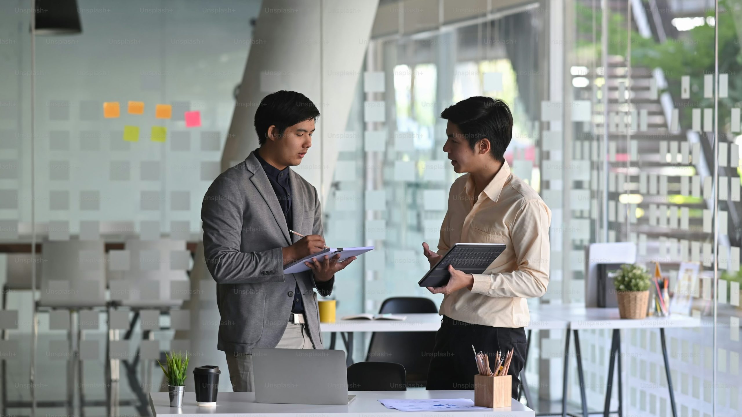 Consultor técnico asesorando a cliente sobre el proceso de homologación en despacho de ingeniería