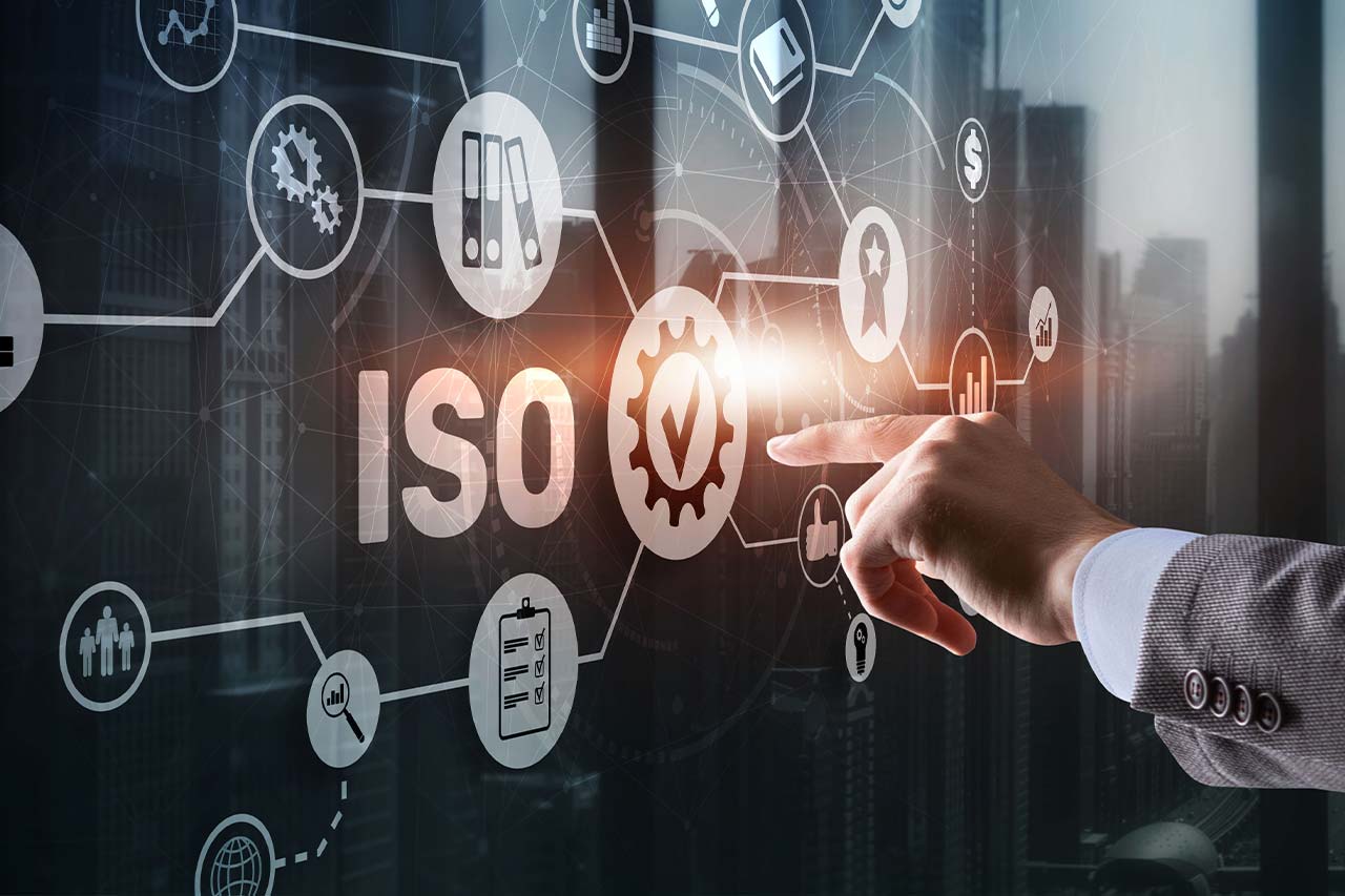 Profesionales revisando documentación de certificación industrial en reunión de trabajo