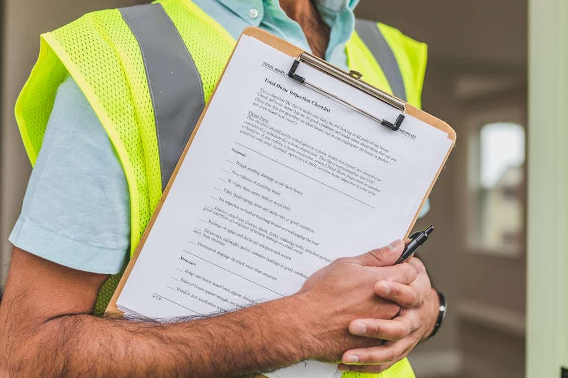 Inspección con checklist de cumplimiento de normas armonizadas en máquina industrial