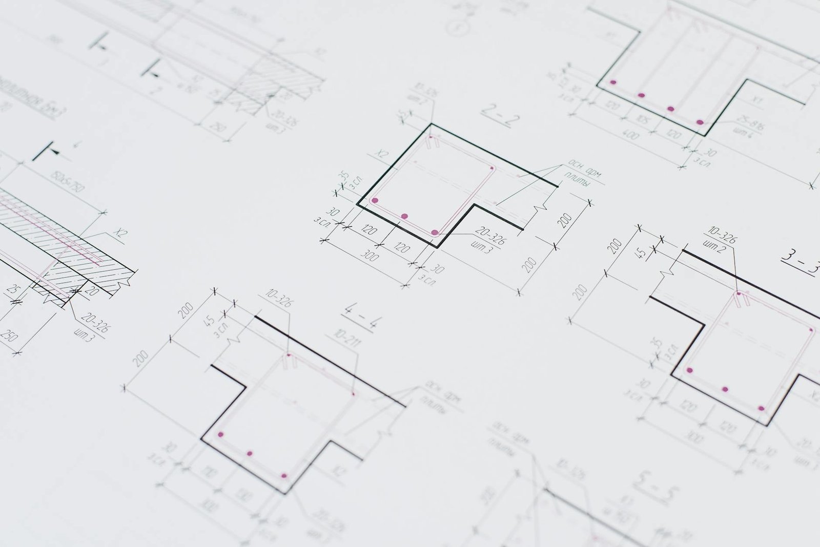 Plano técnico acotado de remolque con cálculos estructurales del chasis
