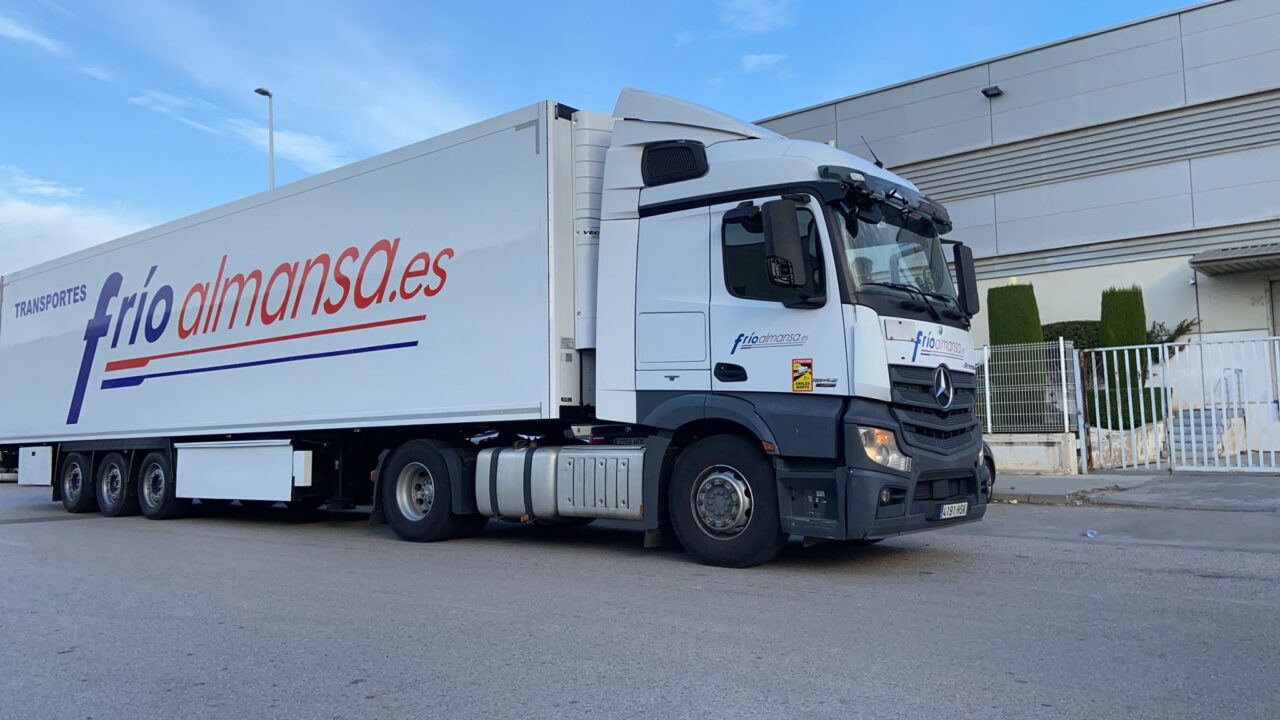 Remolque para transporte de caballos con rampa de carga abierta
