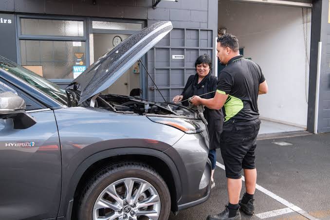 Técnico inspeccionando elementos modificados de un vehículo en taller especializado