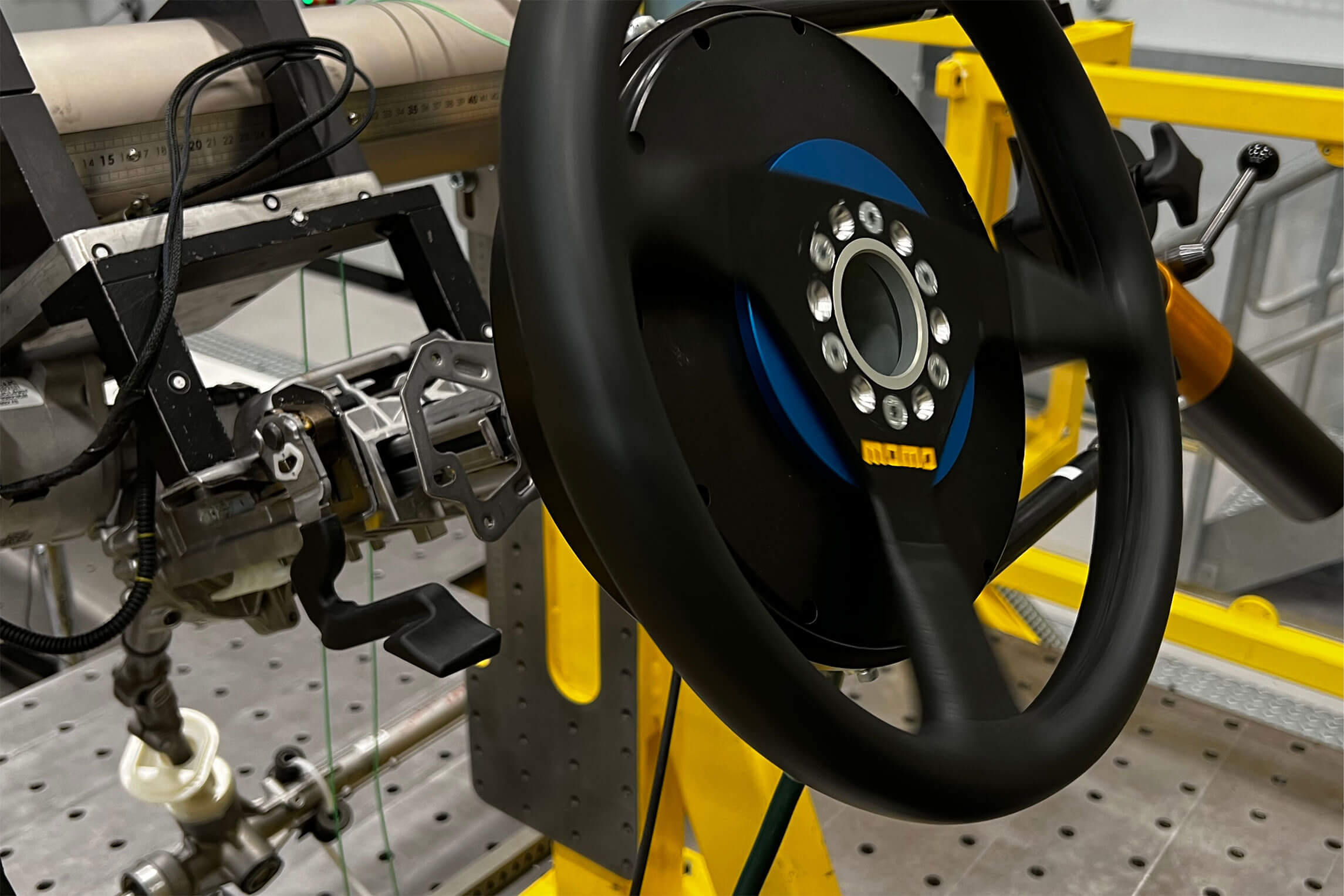 Banco de ensayos automotriz acreditado realizando mediciones estructurales certificadas