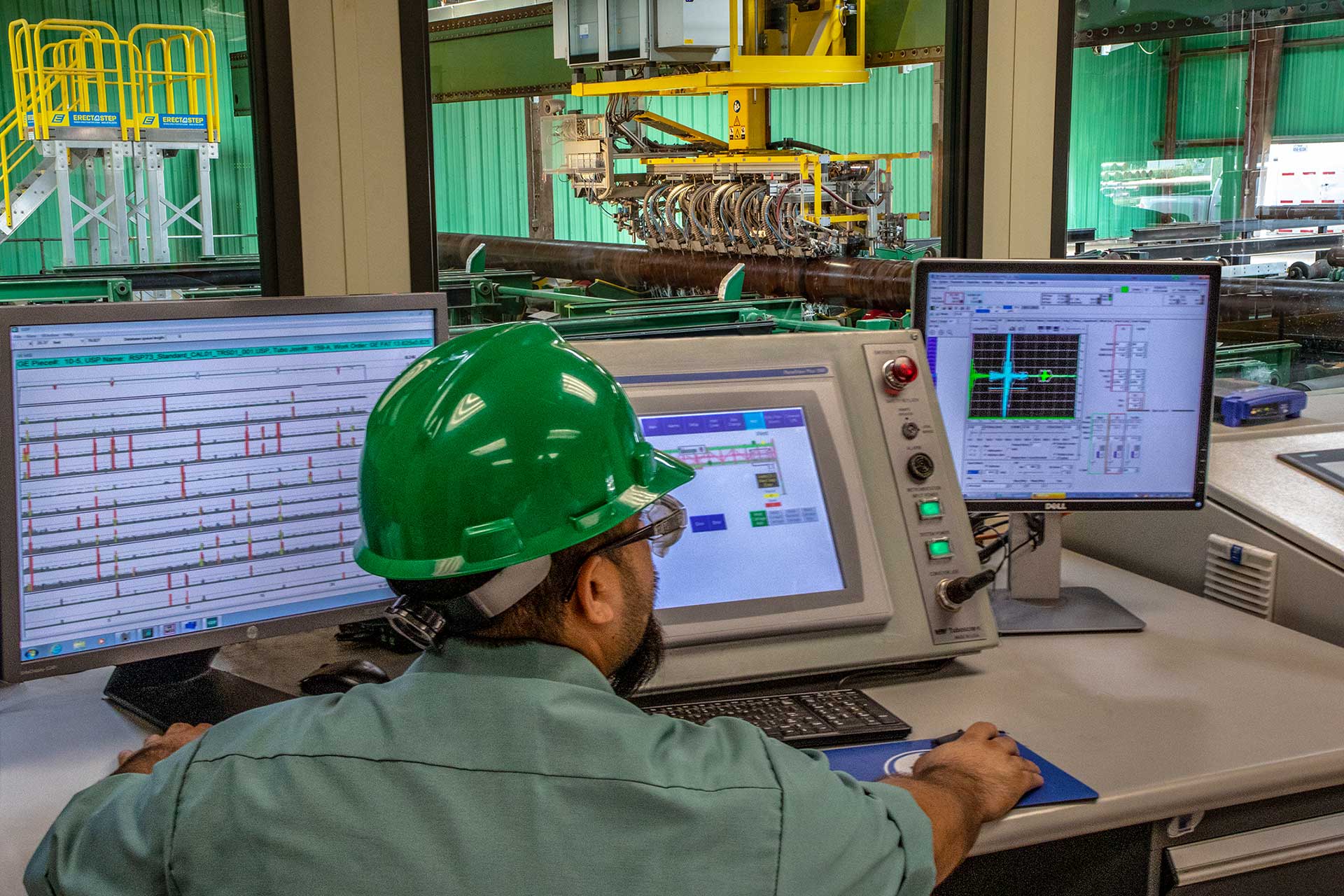 Ingeniero verificando datos técnicos de homologación durante inspección vehicular