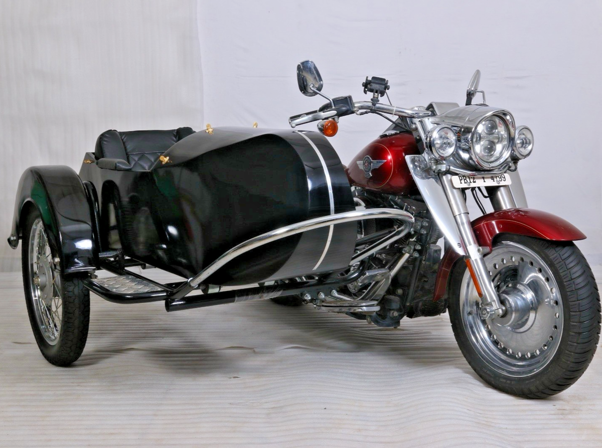 Conjunto moto L4E con sidecar durante revisión de anclajes y alineación