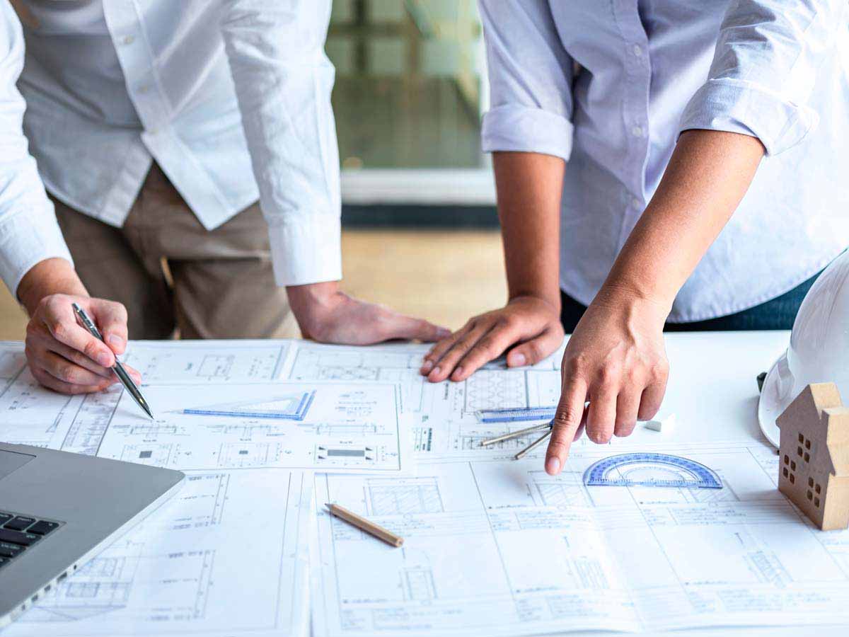 Ingeniero revisando expediente técnico trazabilidad componentes producto homologado