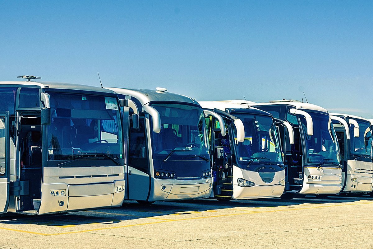 Interior de autocar de carretera con butacas alineadas y portaequipajes superiores