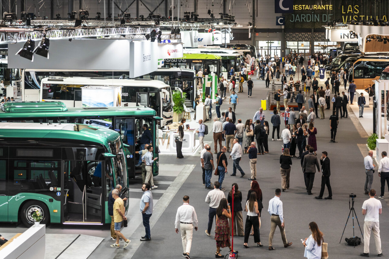 Autobús urbano moderno en parada con pasajeros accediendo al vehículo en servicio