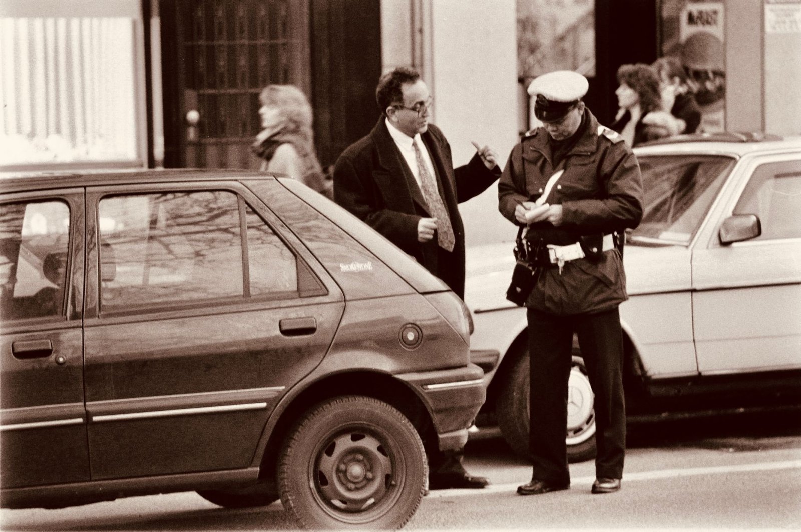 Control de tráfico en carretera con vehículo detenido y agente comprobando documentación