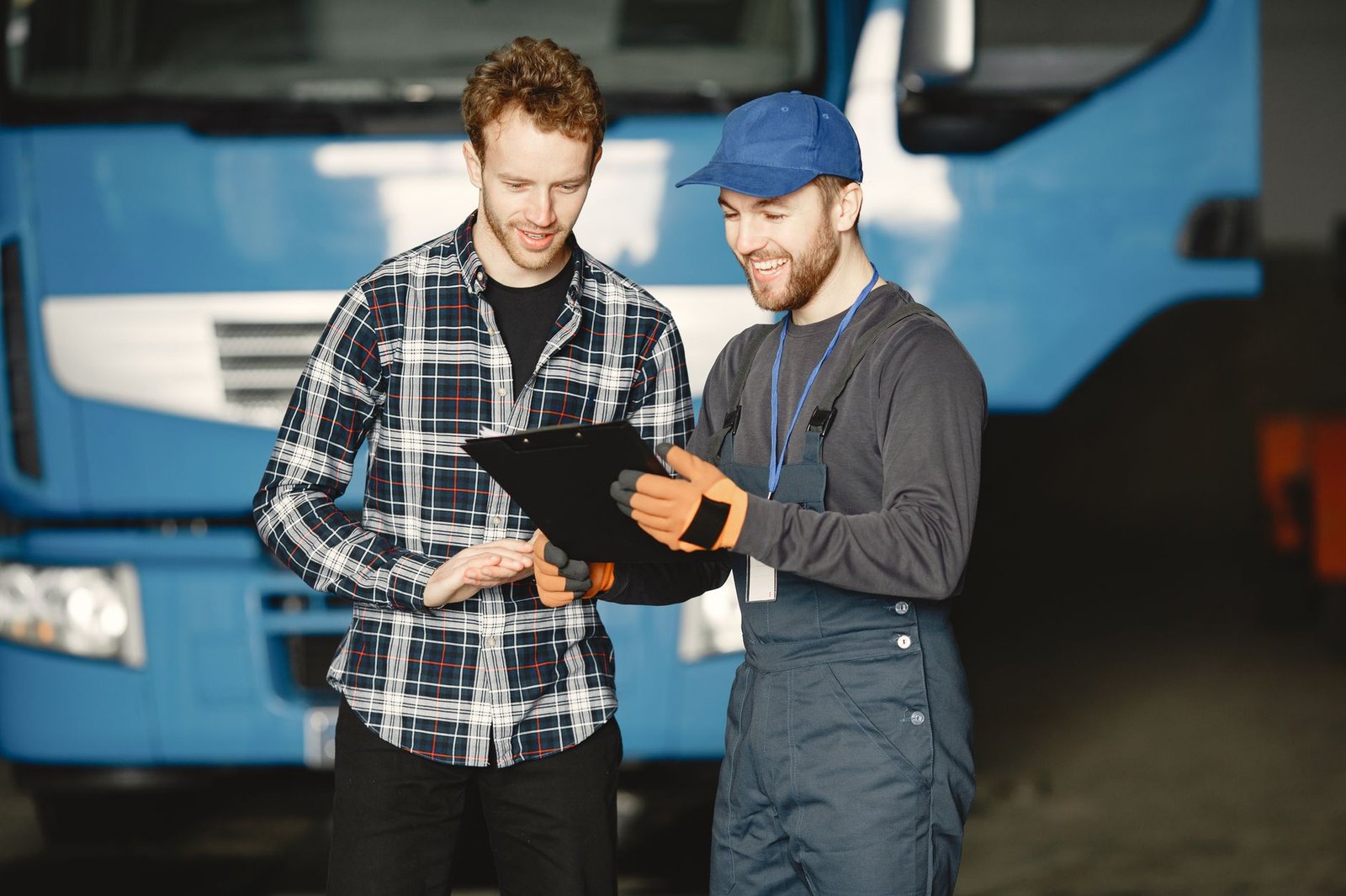 Técnico anotando datos de un vehículo en una estación de inspección técnica