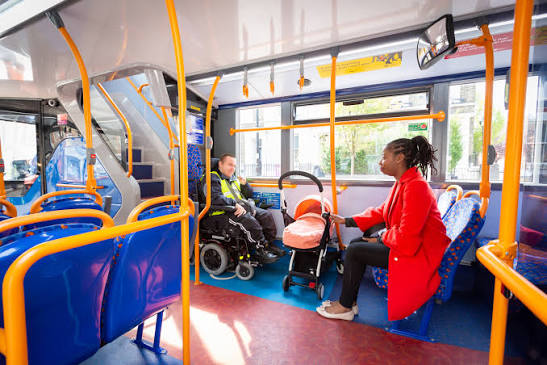 Interior de vehículo de pasajeros con pasillo, asientos y espacio reservado libre