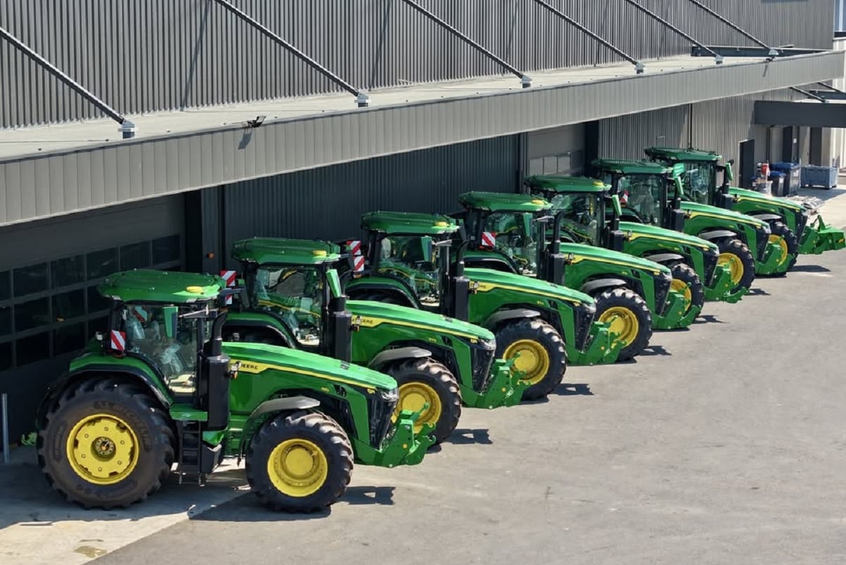 Concesionario de maquinaria agrícola con tractores nuevos expuestos
