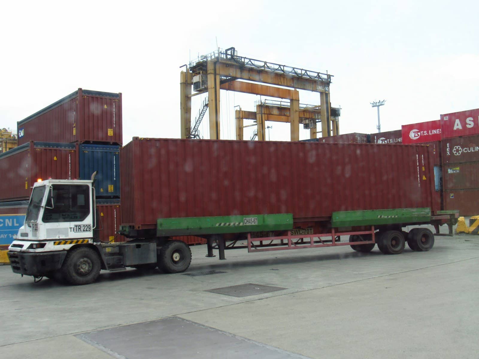 Camioneta estadounidense recién descargada en terminal portuaria española antes de su tramitación