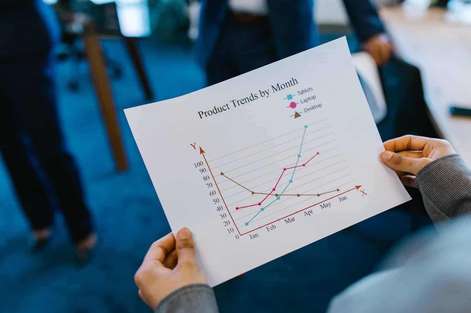 Gráfico de control estadístico en planta con operario registrando mediciones de proceso