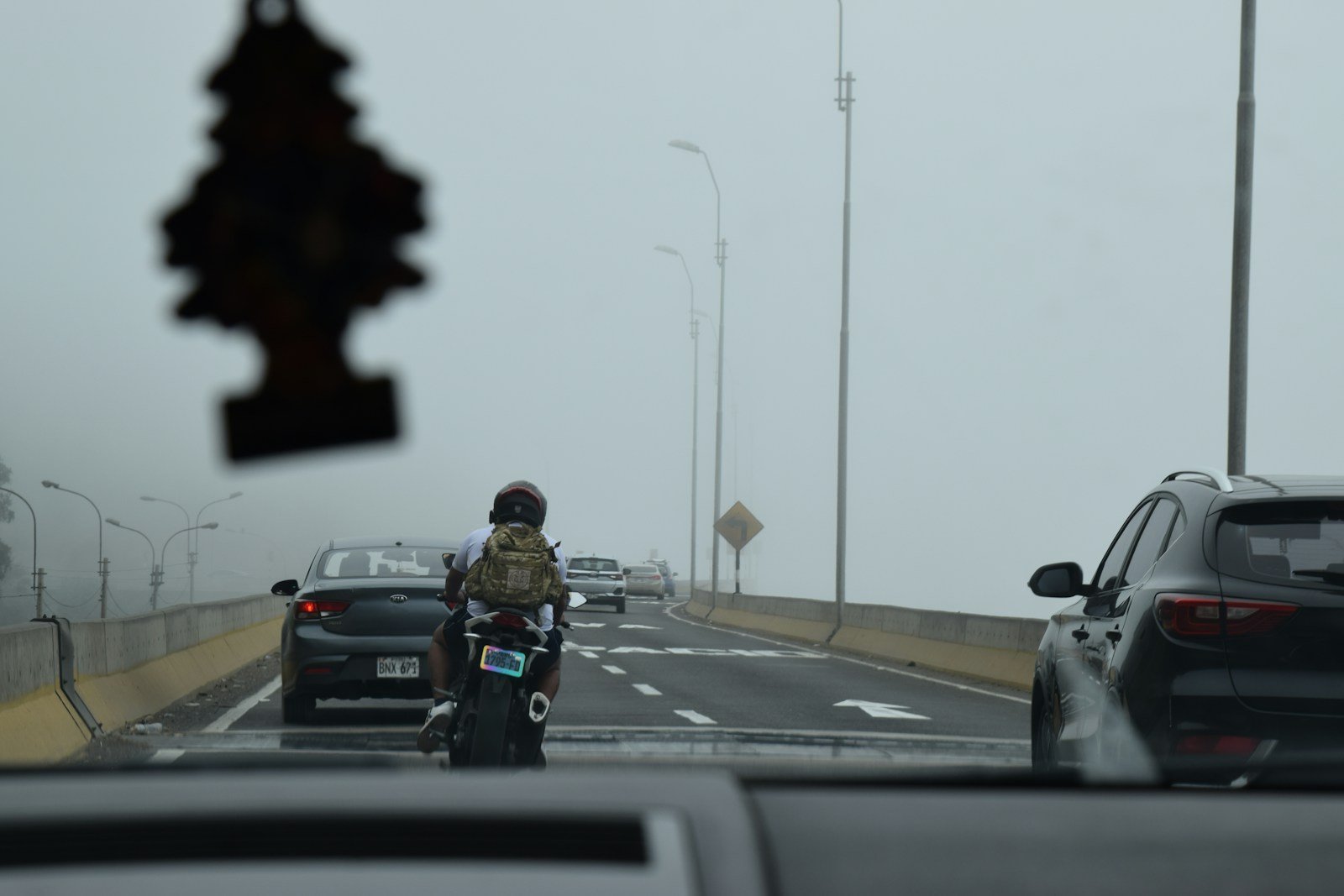Control de tráfico en carretera con vehículo detenido en el arcén