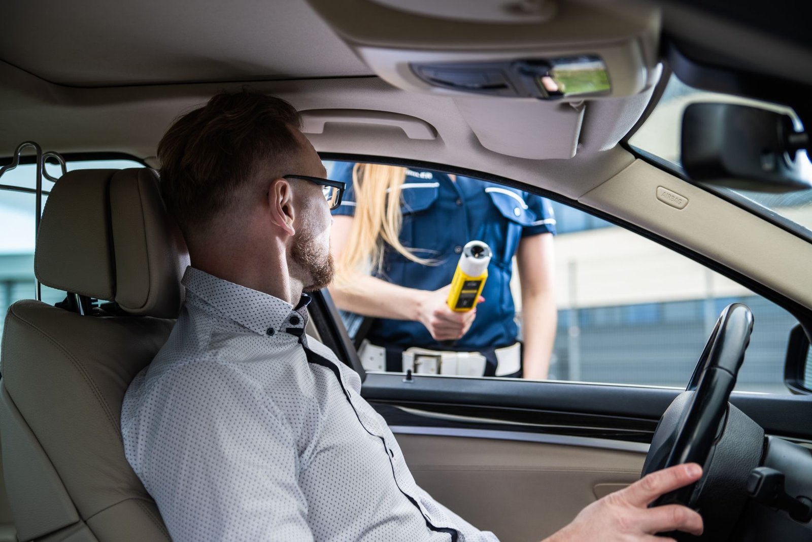 Agente de tráfico consultando datos de un vehículo en terminal portátil