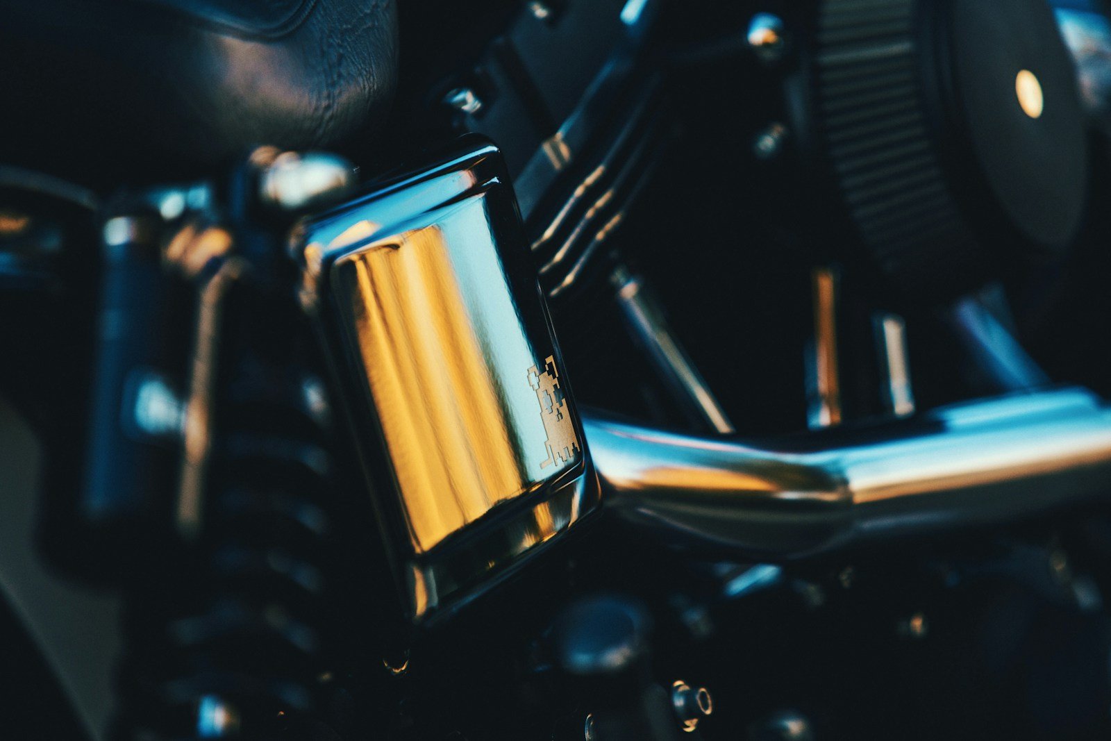 Detalle del silencioso de una motocicleta con la zona del marcado europeo visible
