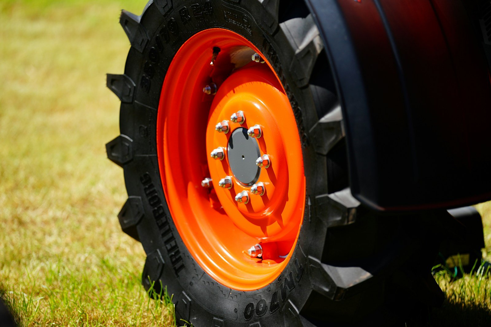 Detalle del eje y rueda de un equipo agrícola remolcado con placa identificativa