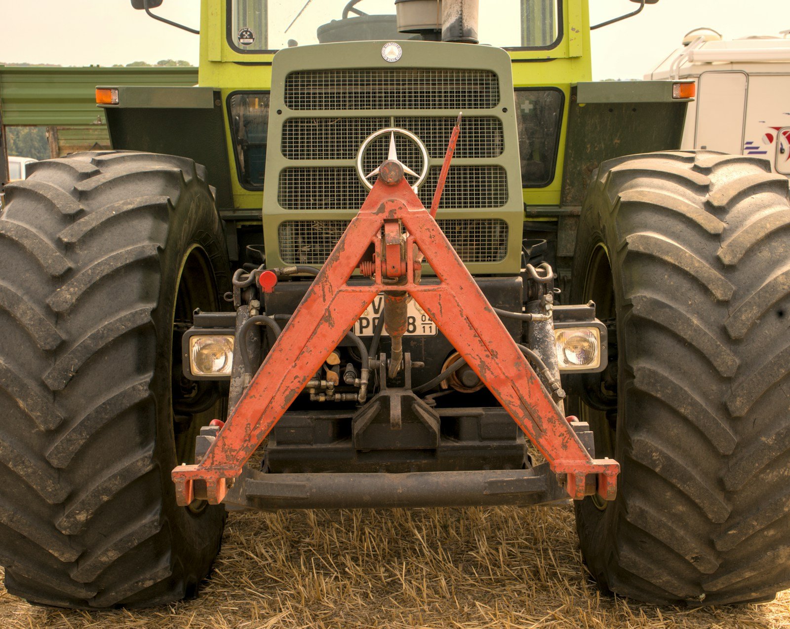 Enganche tripuntal trasero de un tractor agrícola visto en detalle