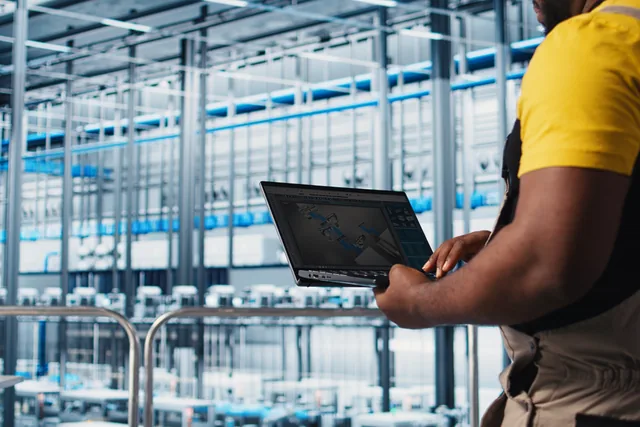 Profesional con portátil junto a equipos industriales para su evaluación técnica Profesional con portátil junto a equipos industriales para su evaluación técnica
