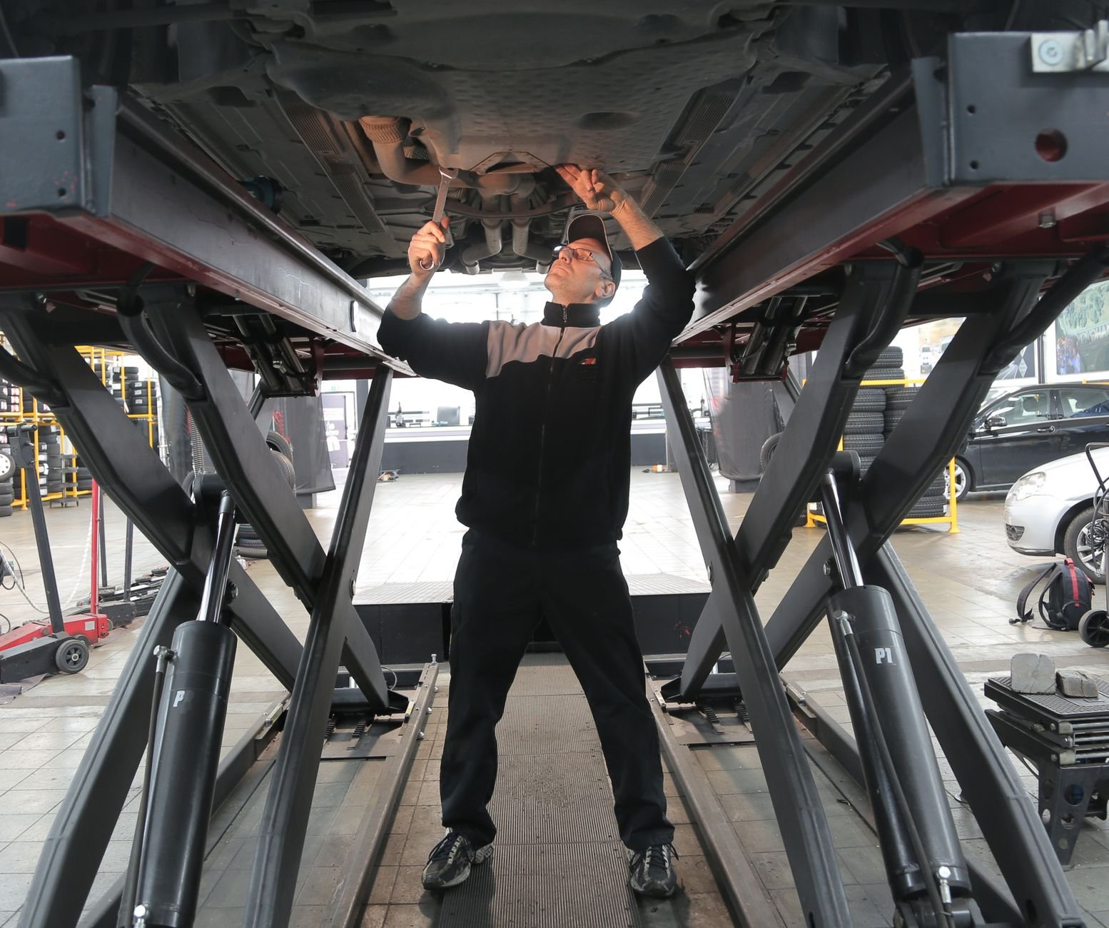 Línea de inspección técnica preparada para revisar un vehículo industrial pesado