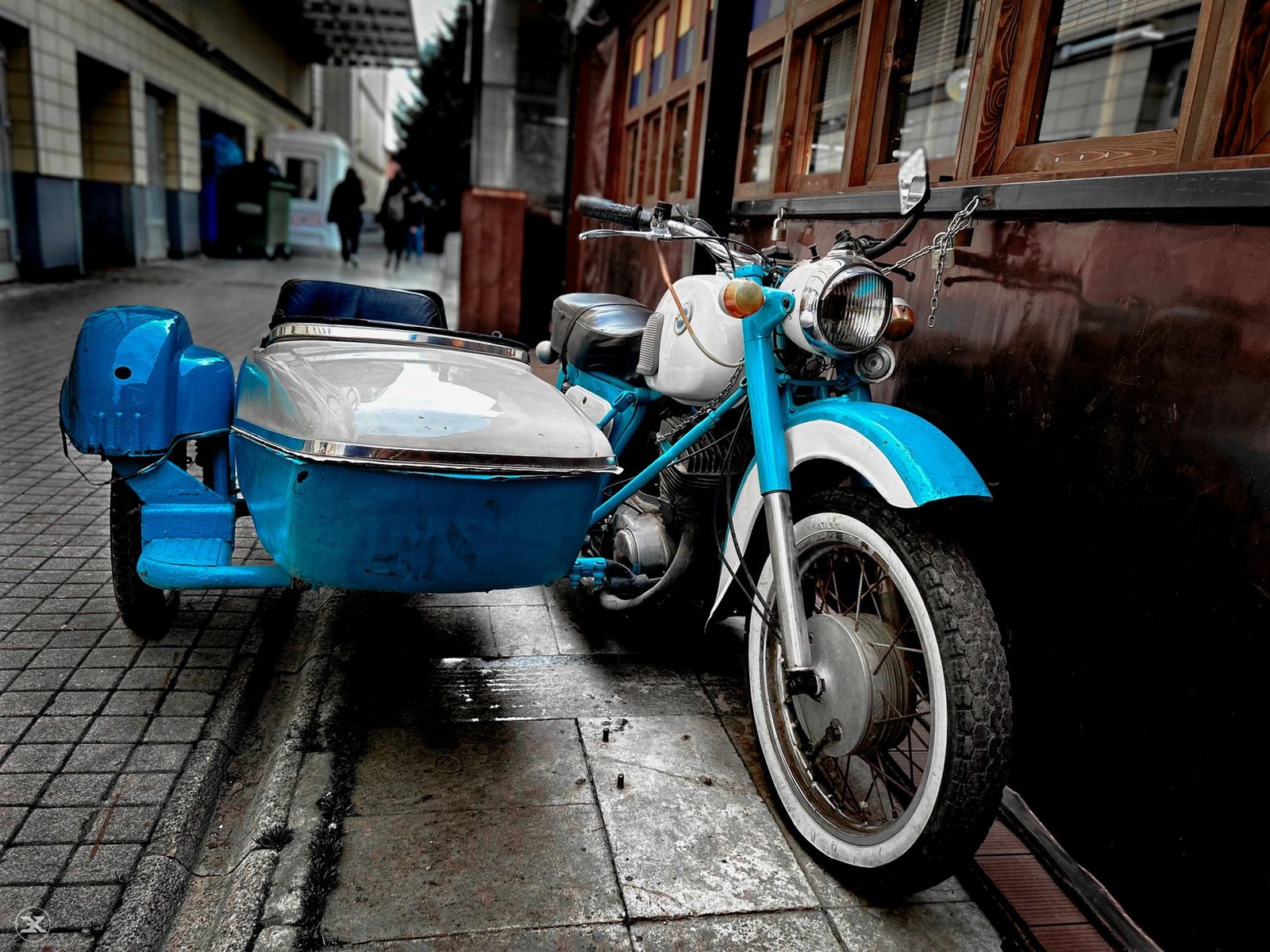Motocicleta con sidecar acoplado donde se aprecian los anclajes laterales al bastidor