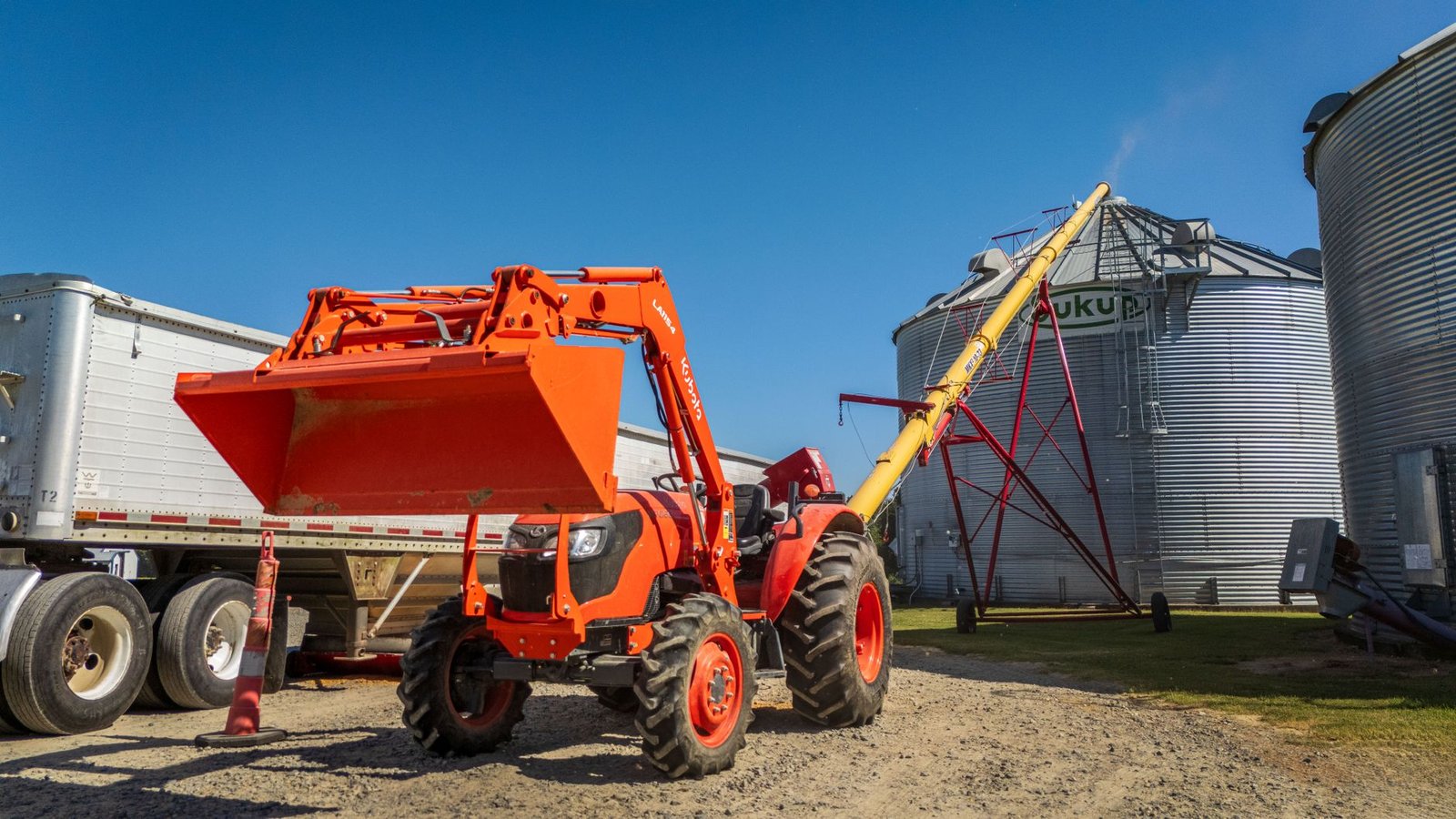 Detalle de pala cargadora frontal y sus anclajes al chasis de una máquina agrícola
