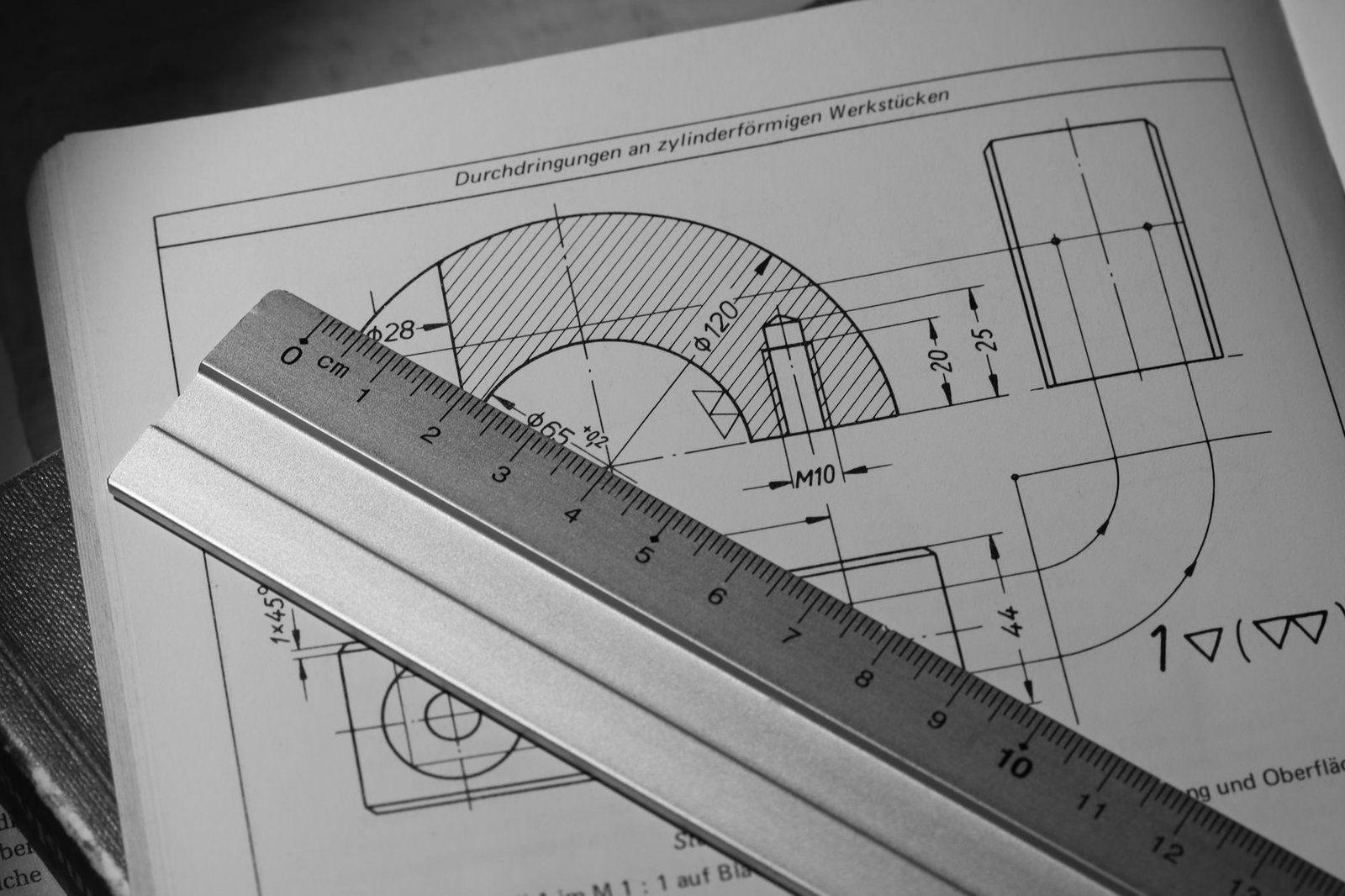 Plano técnico con cálculos de reparto de masas y cotas de chasis mecánico