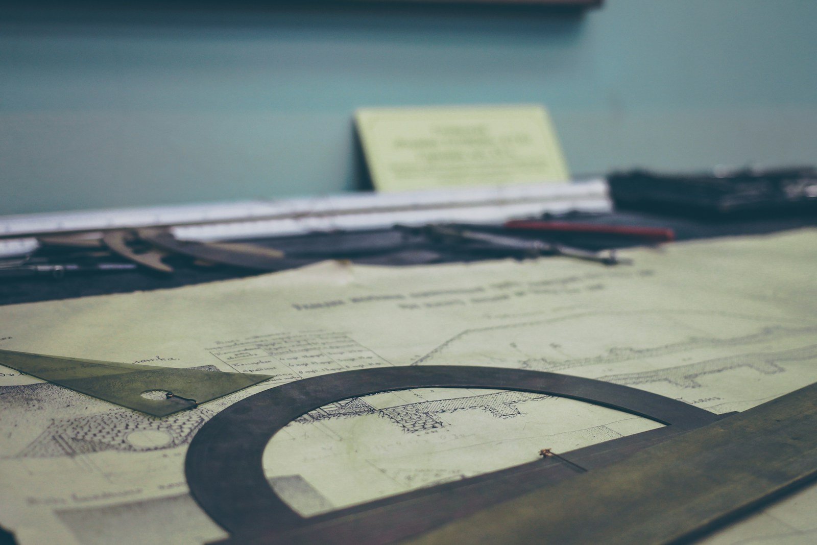 Mesa de ingeniería con planos técnicos y documentación de un expediente de reforma