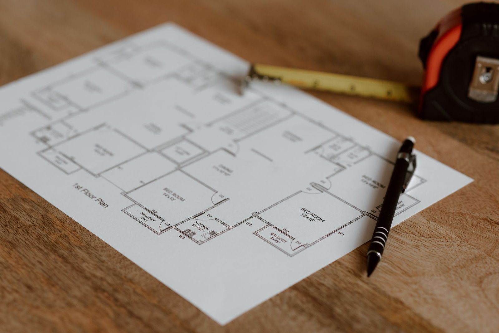Planos técnicos y documentación de proyecto sobre mesa de oficina de ingeniería