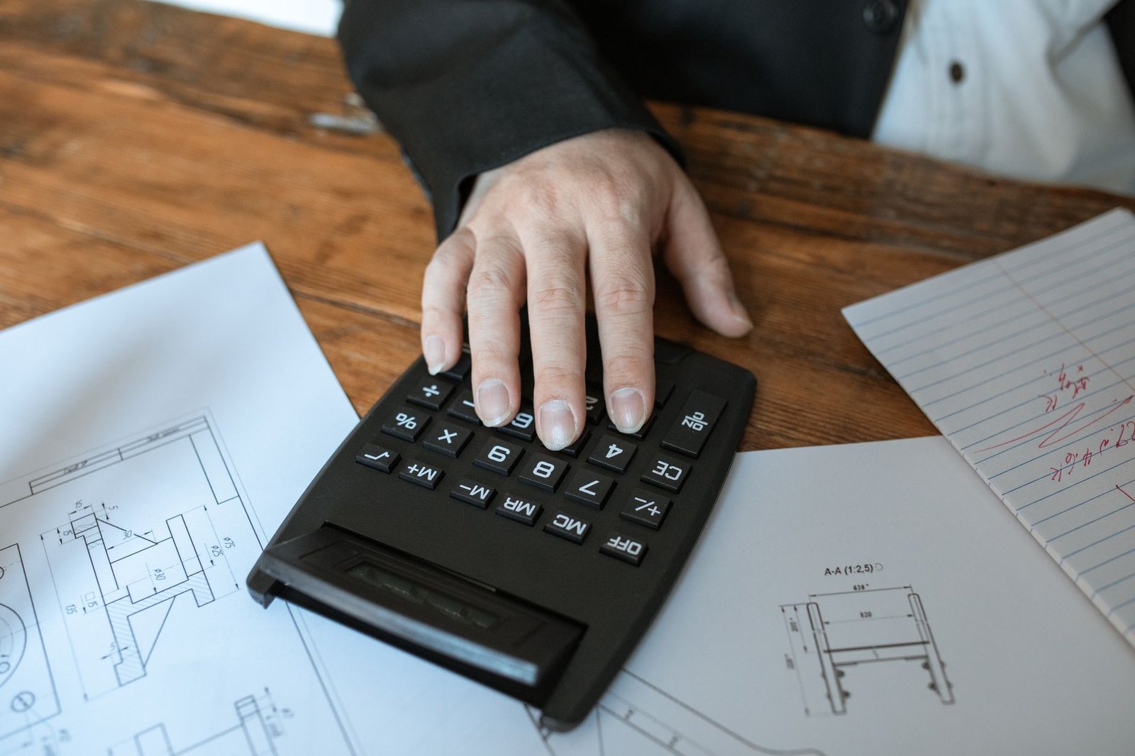 Plano técnico y cálculo de anclajes para reforma de vehículo vivienda