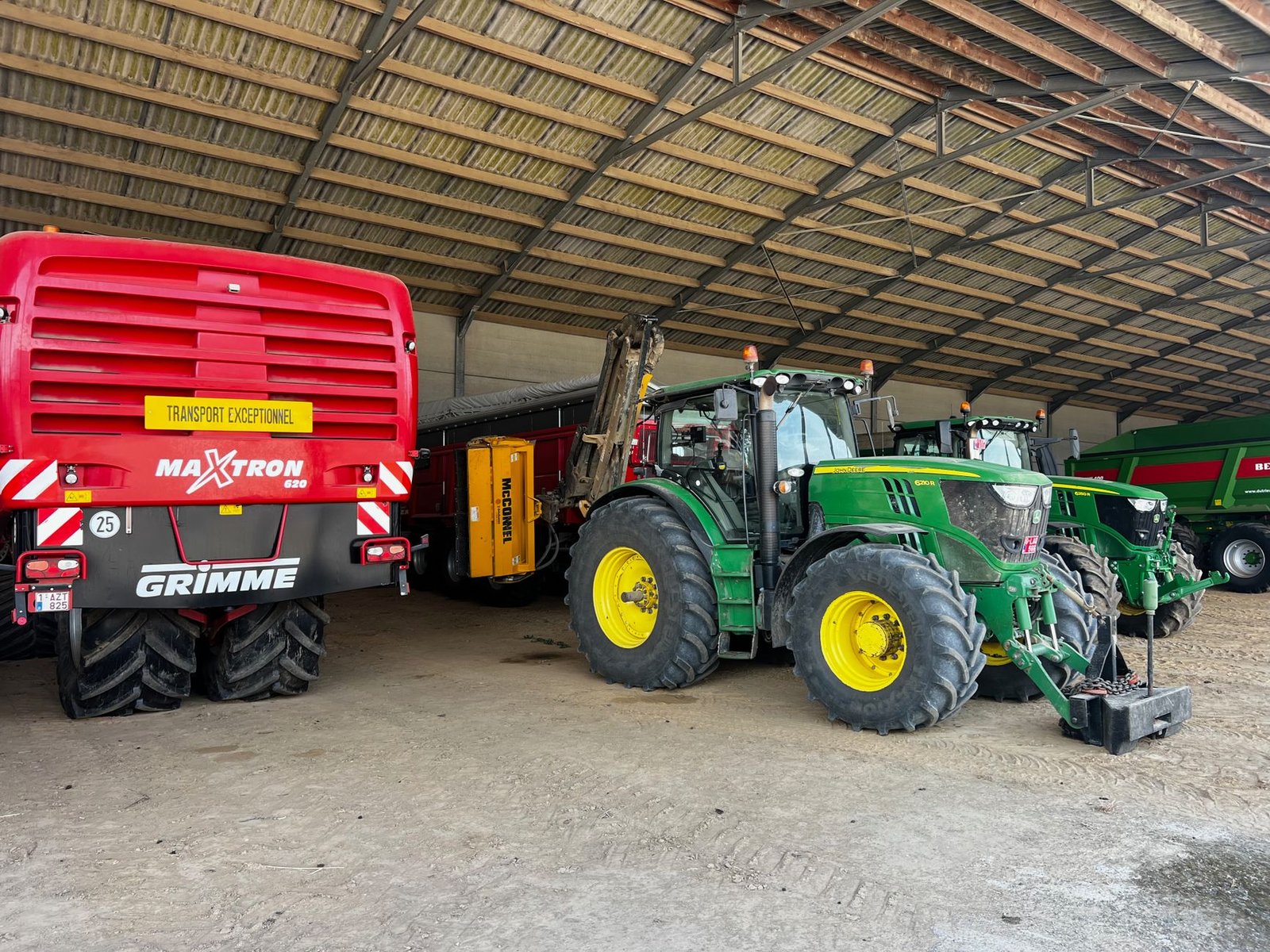 Punto de recarga industrial instalado en nave agrícola para maquinaria de batería