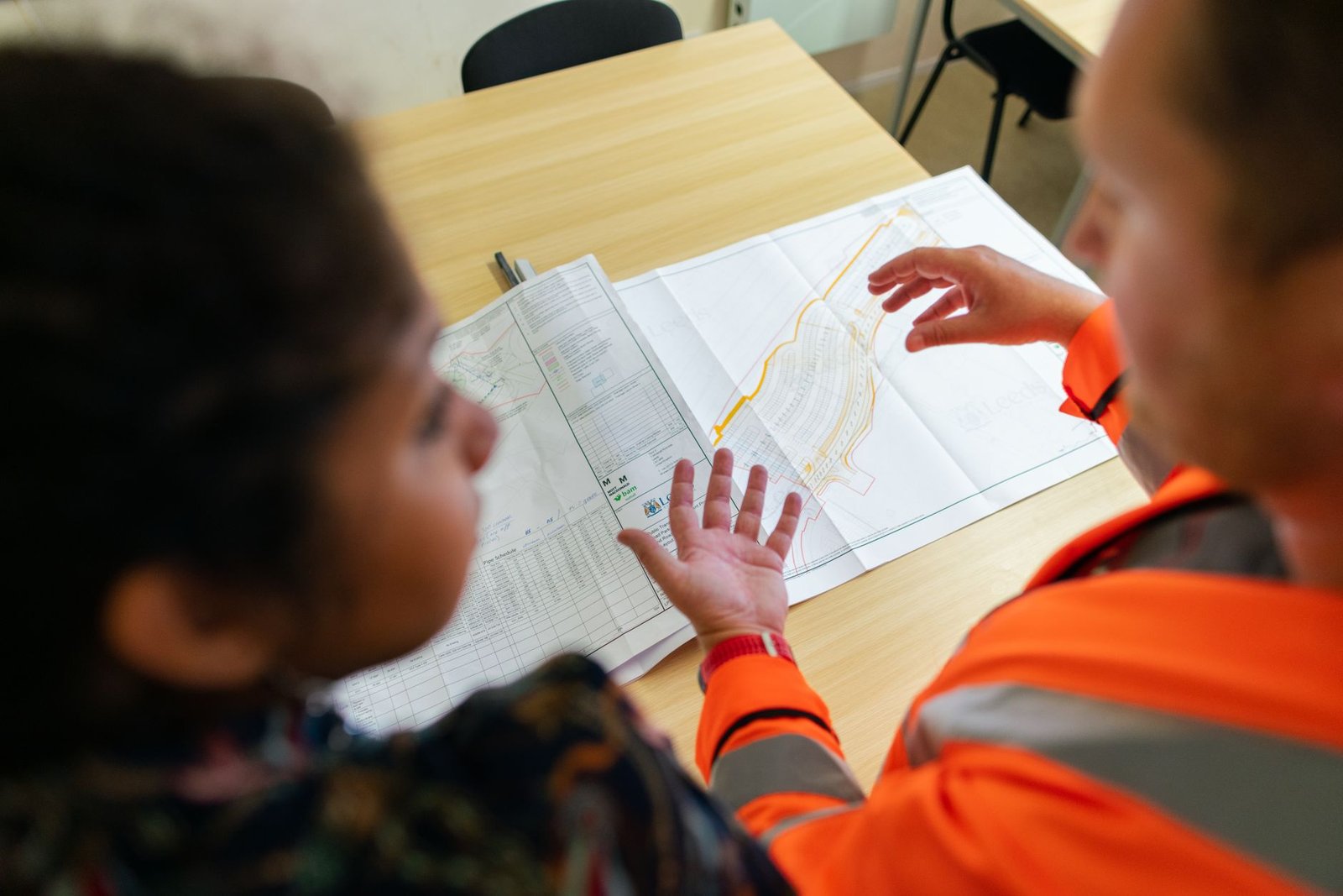 Ingeniero revisando documentación técnica para expediente de vehículo especial