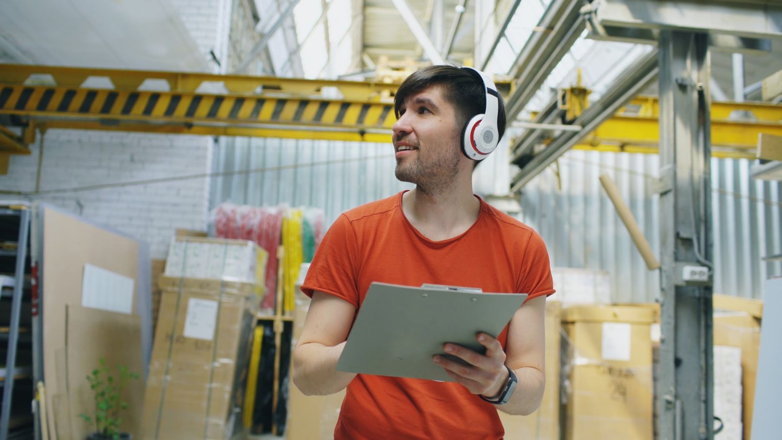 Técnico registrando datos durante revisión periódica de instalación industrial