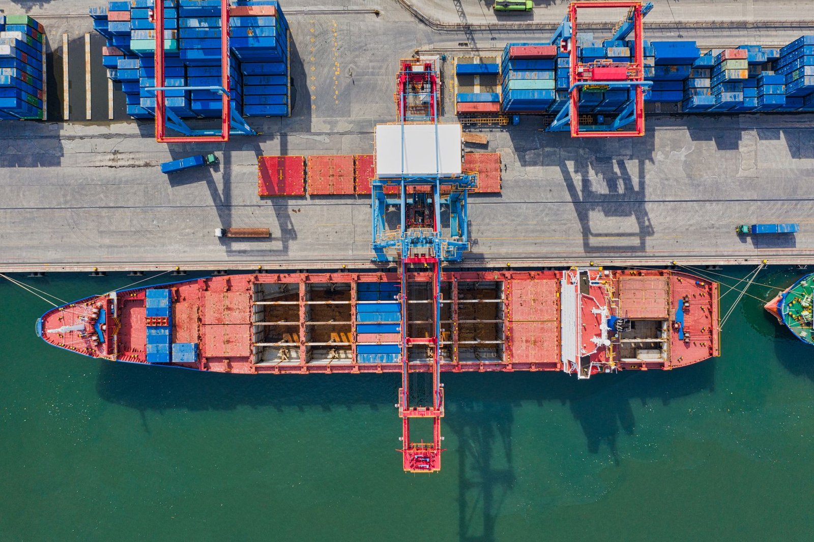 Terminal portuaria europea donde se realiza el despacho aduanero de vehículos importados