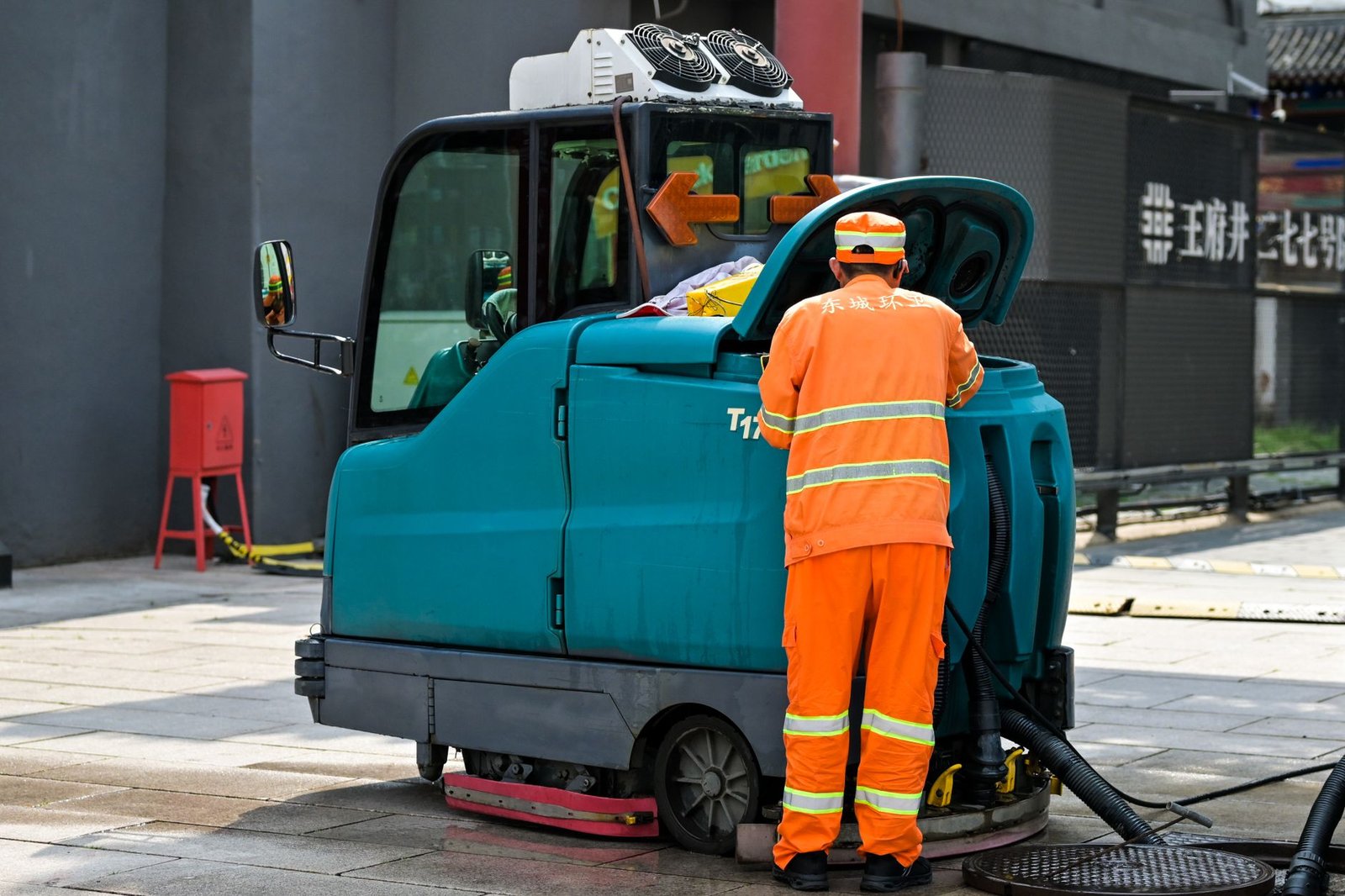Vehículo utilitario municipal con implemento para mantenimiento de zonas verdes urbanas